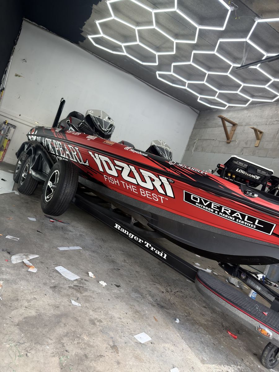 Bote de pesca con wrap comercial rojo y negro