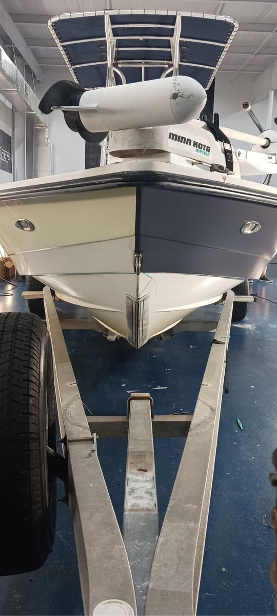 Vista frontal de bote con wrap gris oscuro en instalación
