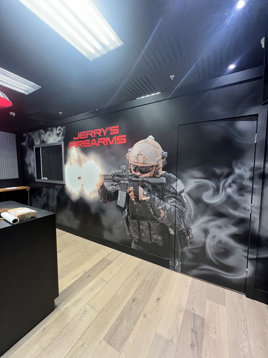Wall wrap negro con gráfica de temática táctica