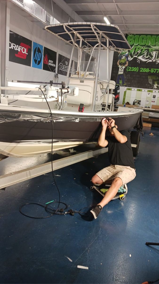 Instalación de wrap oscuro en el lateral de un bote