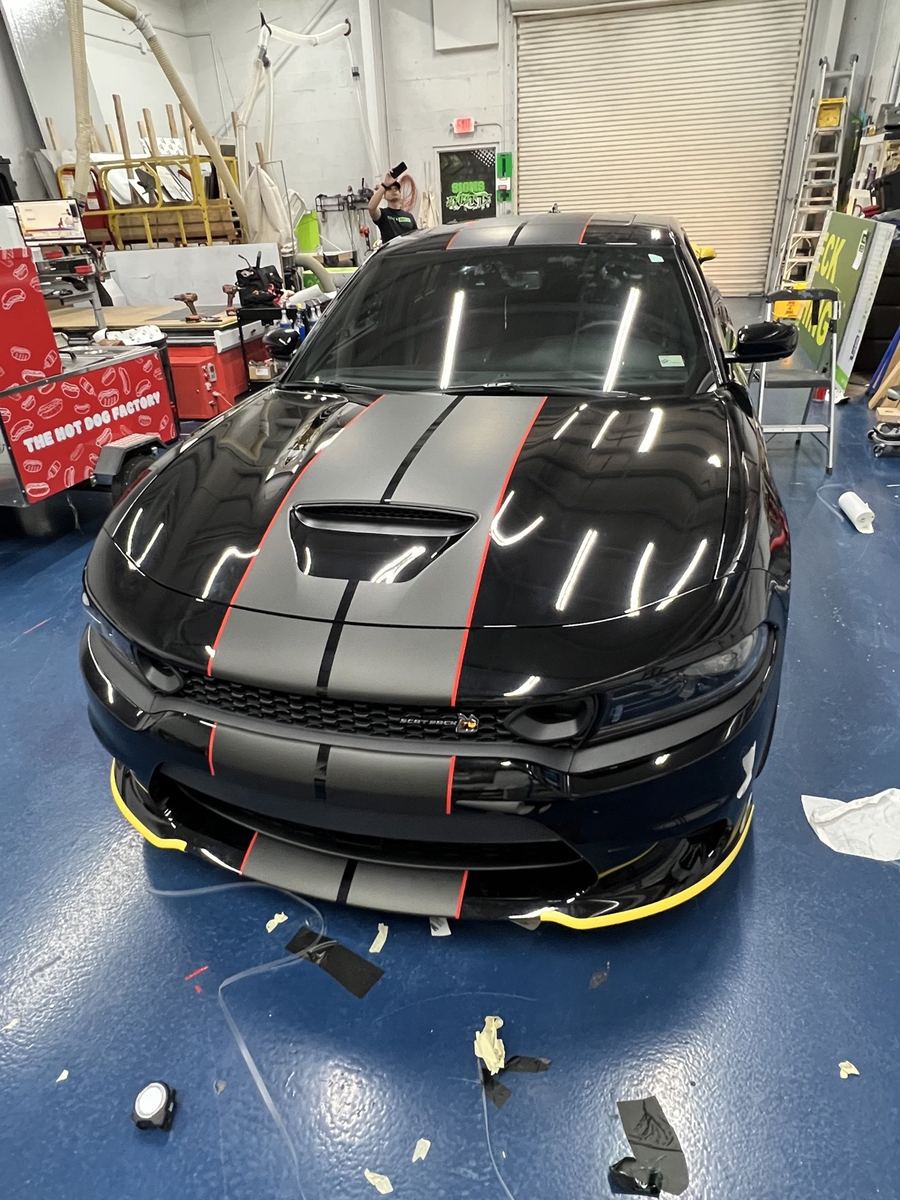 Automóvil con acabado oscuro, proyecto de Eddy_wrap