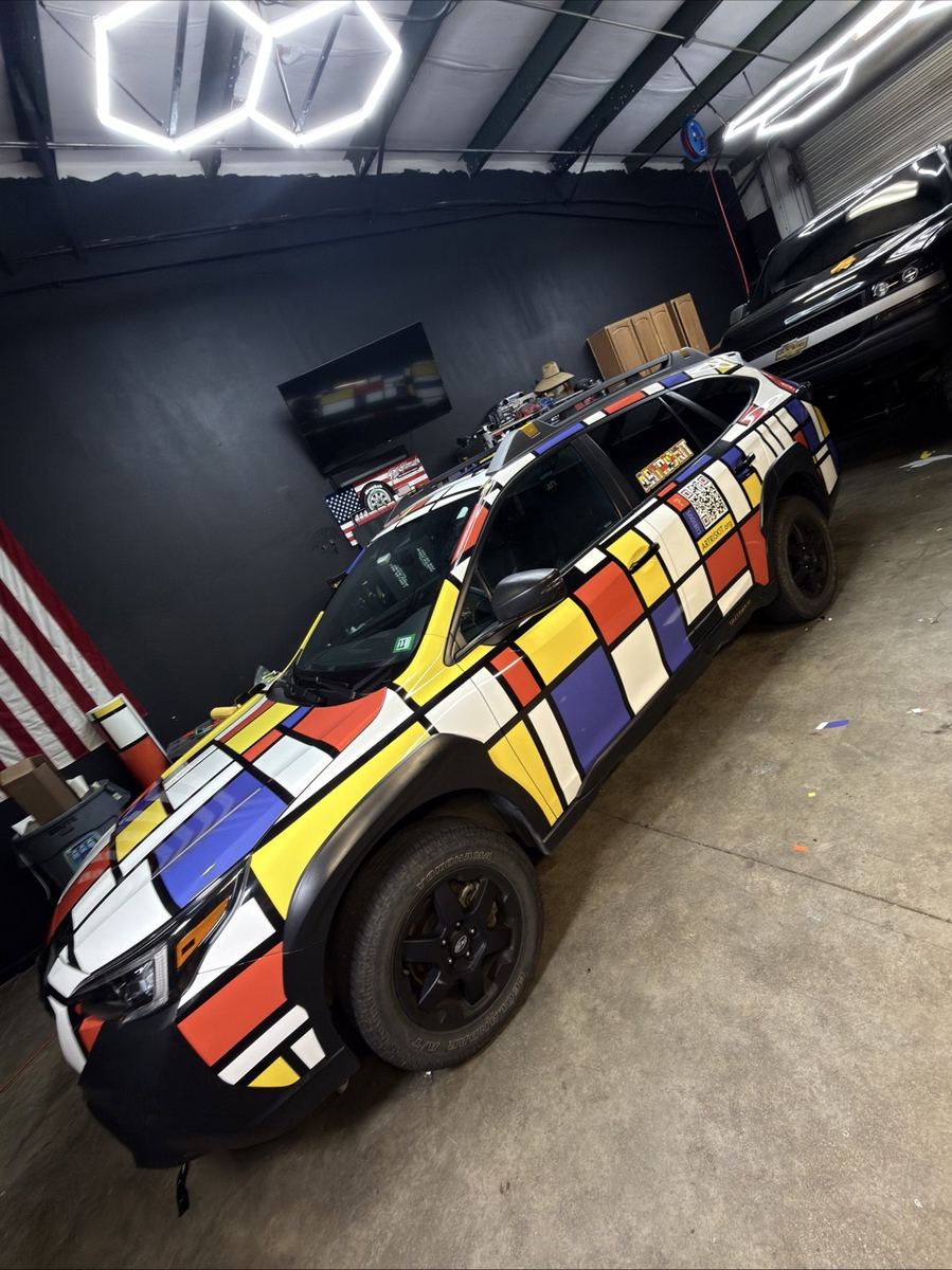 Subaru con wrap comercial geométrico de varios colores