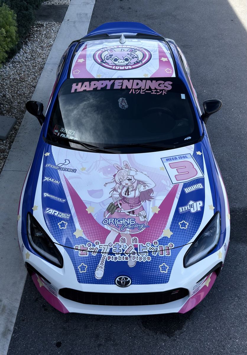 Vista superior de automóvil de exhibición con wrap azul, blanco y rosa