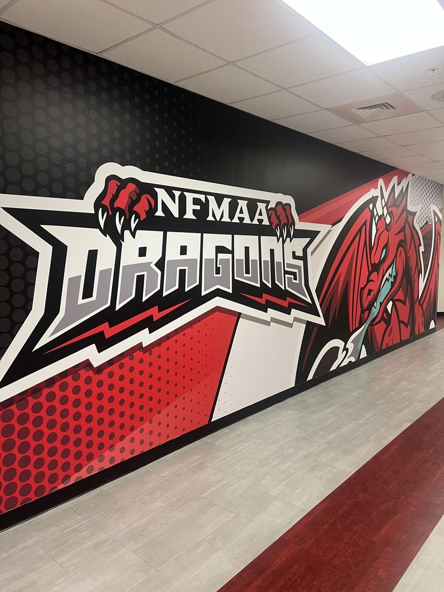 Wall wrap escolar rojo, negro y blanco con mascota de dragón