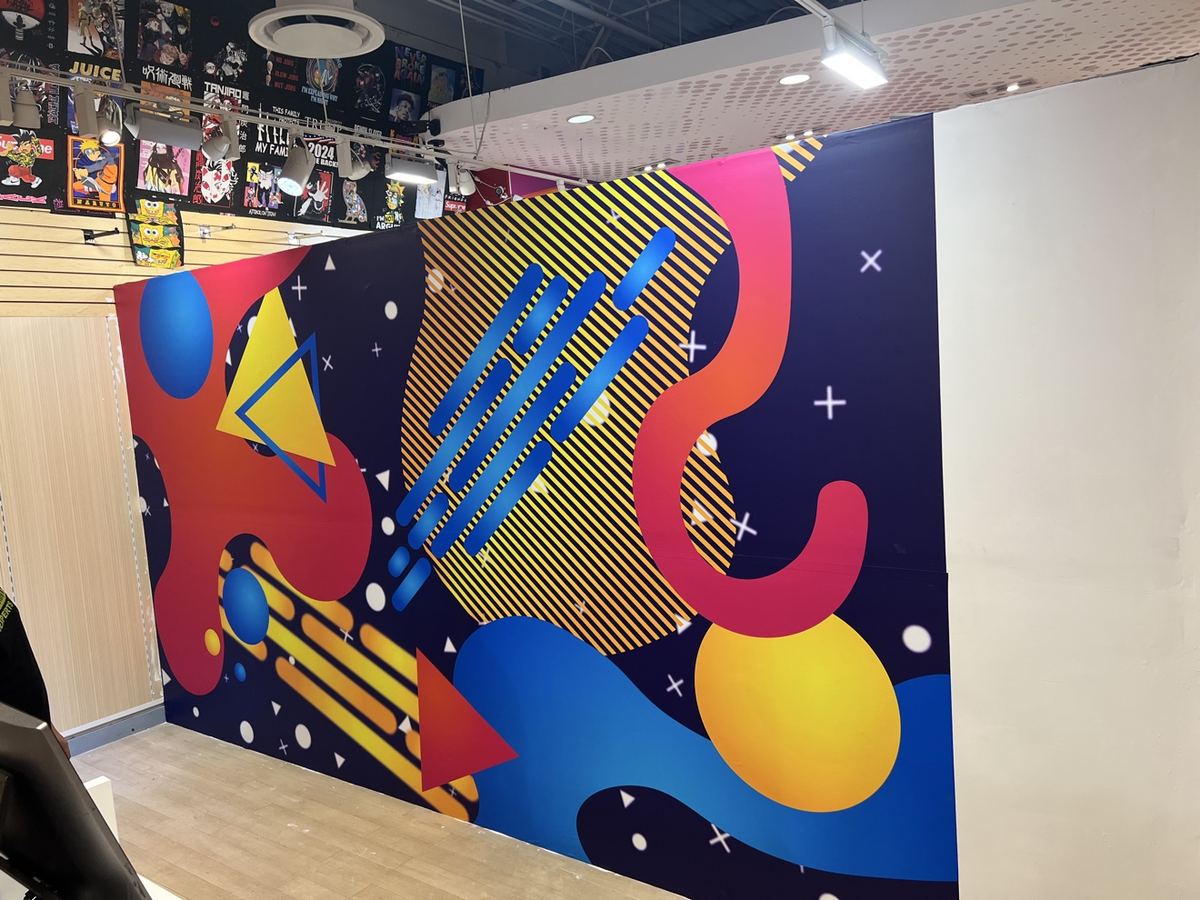 Wall wrap interior con composición geométrica multicolor