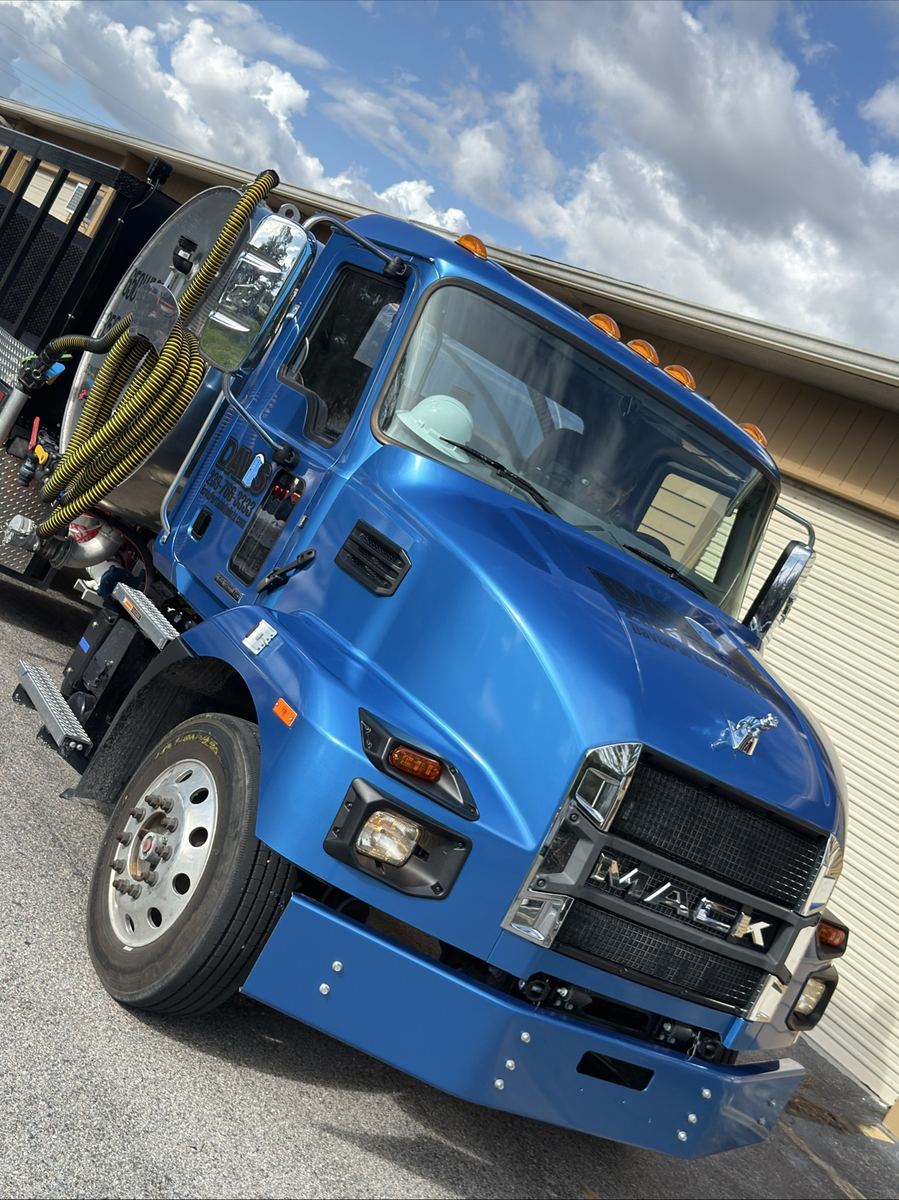 Camión de servicio con wrap comercial azul brillante