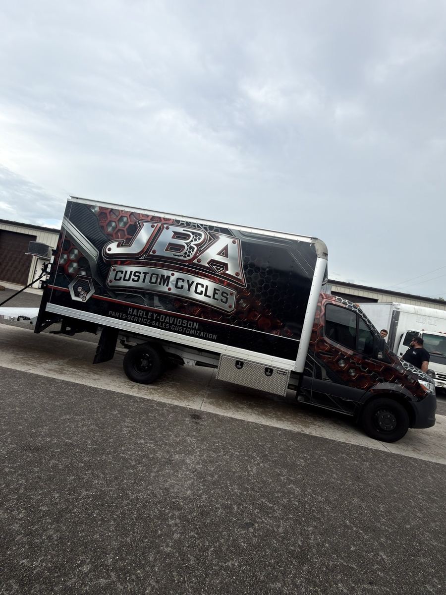Automóvil negro con acabado de wrap realizado por Eddy_wrap