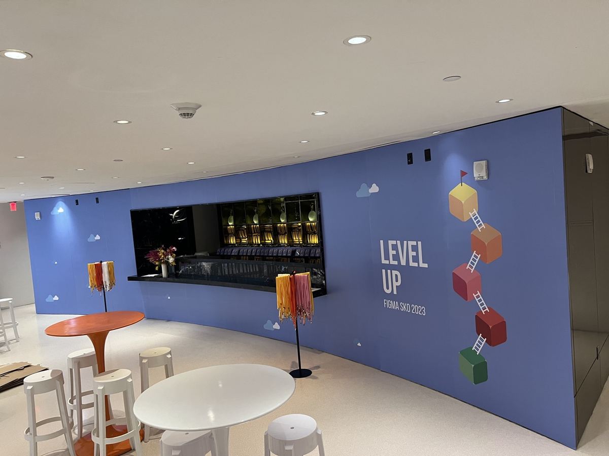 Wall wrap azul instalado alrededor de una barra interior