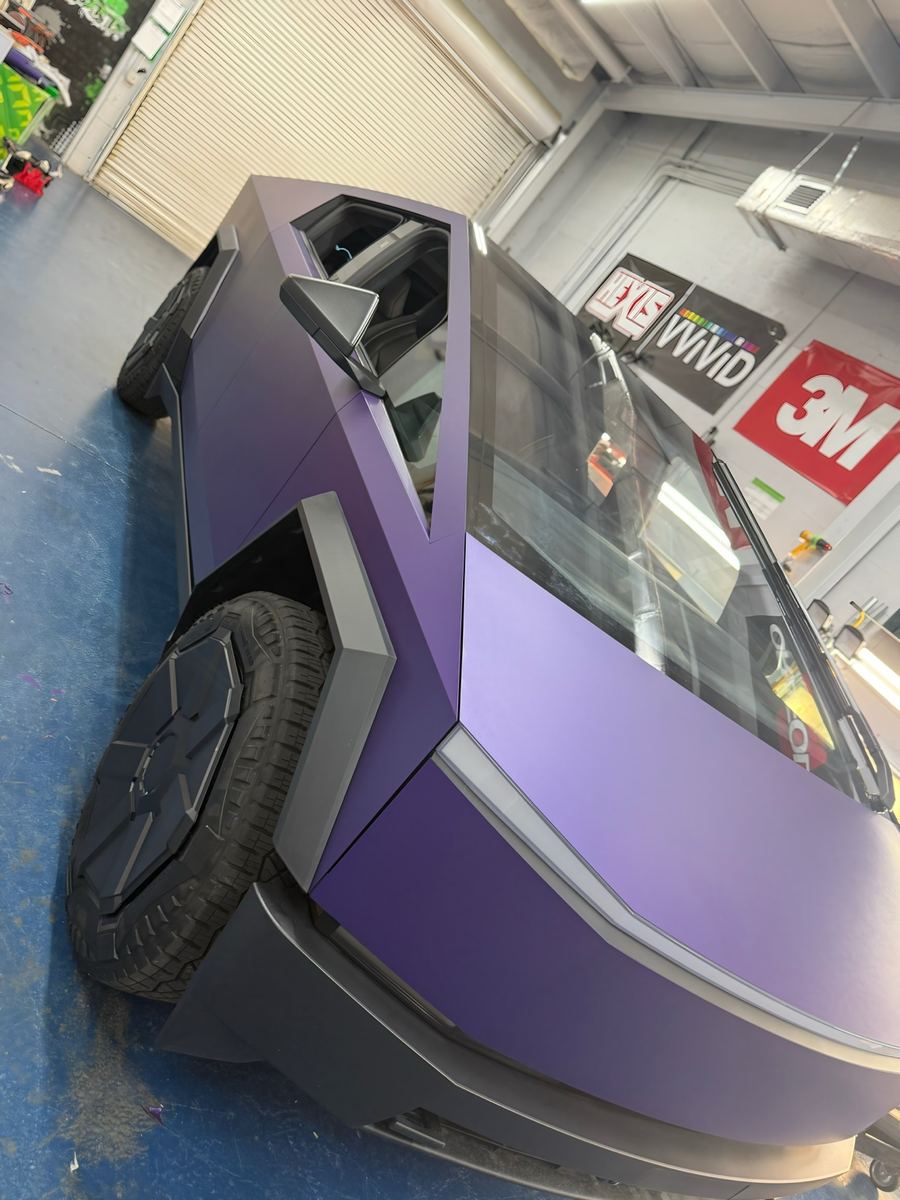 Cybertruck con cambio de color morado satinado
