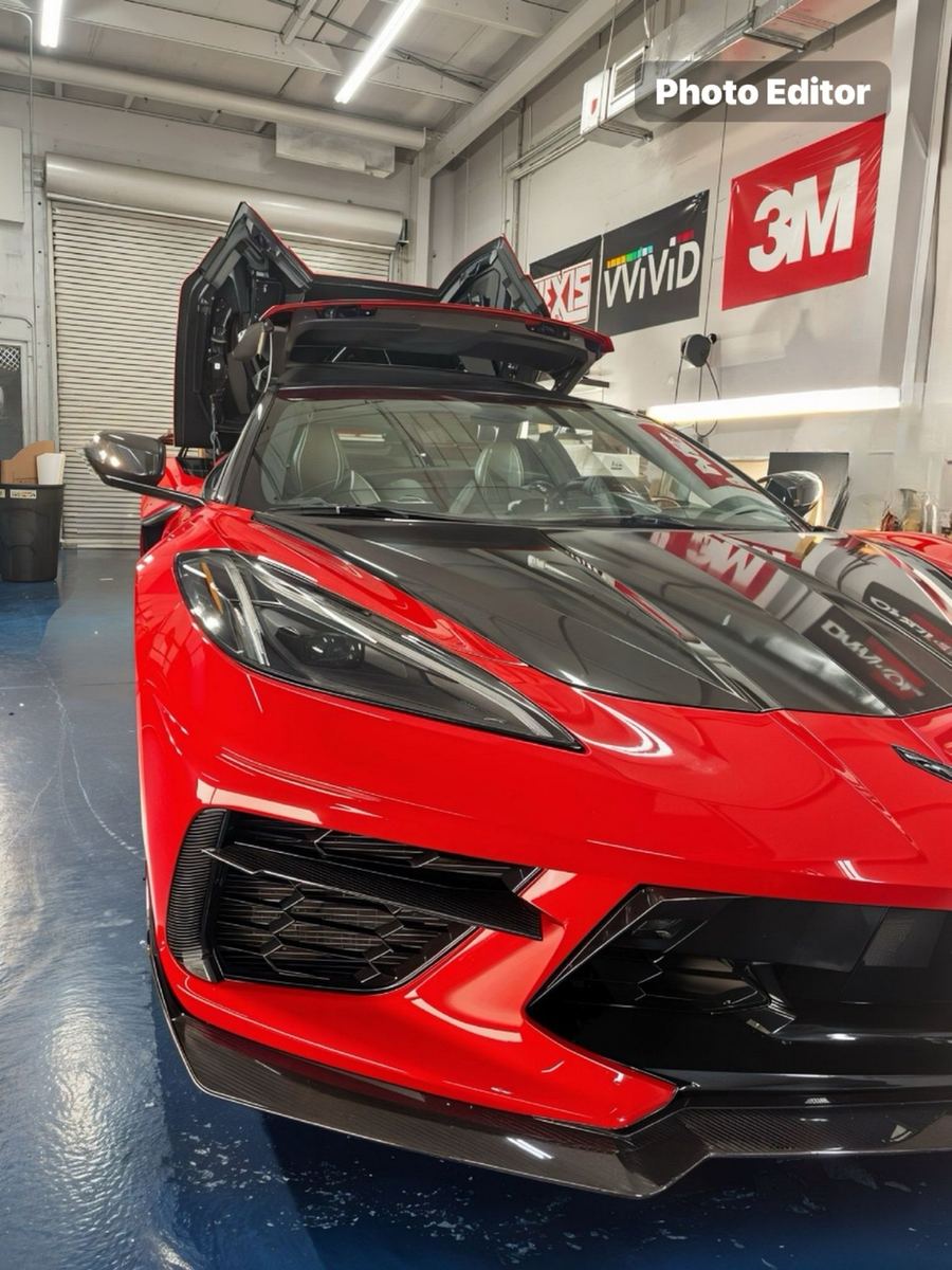 Automóvil rojo con acabado de wrap