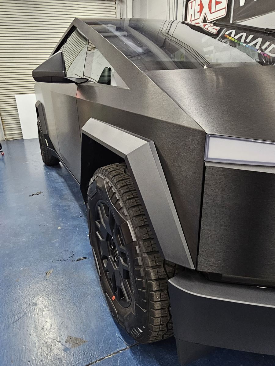 Cybertruck con cambio de color gris texturizado